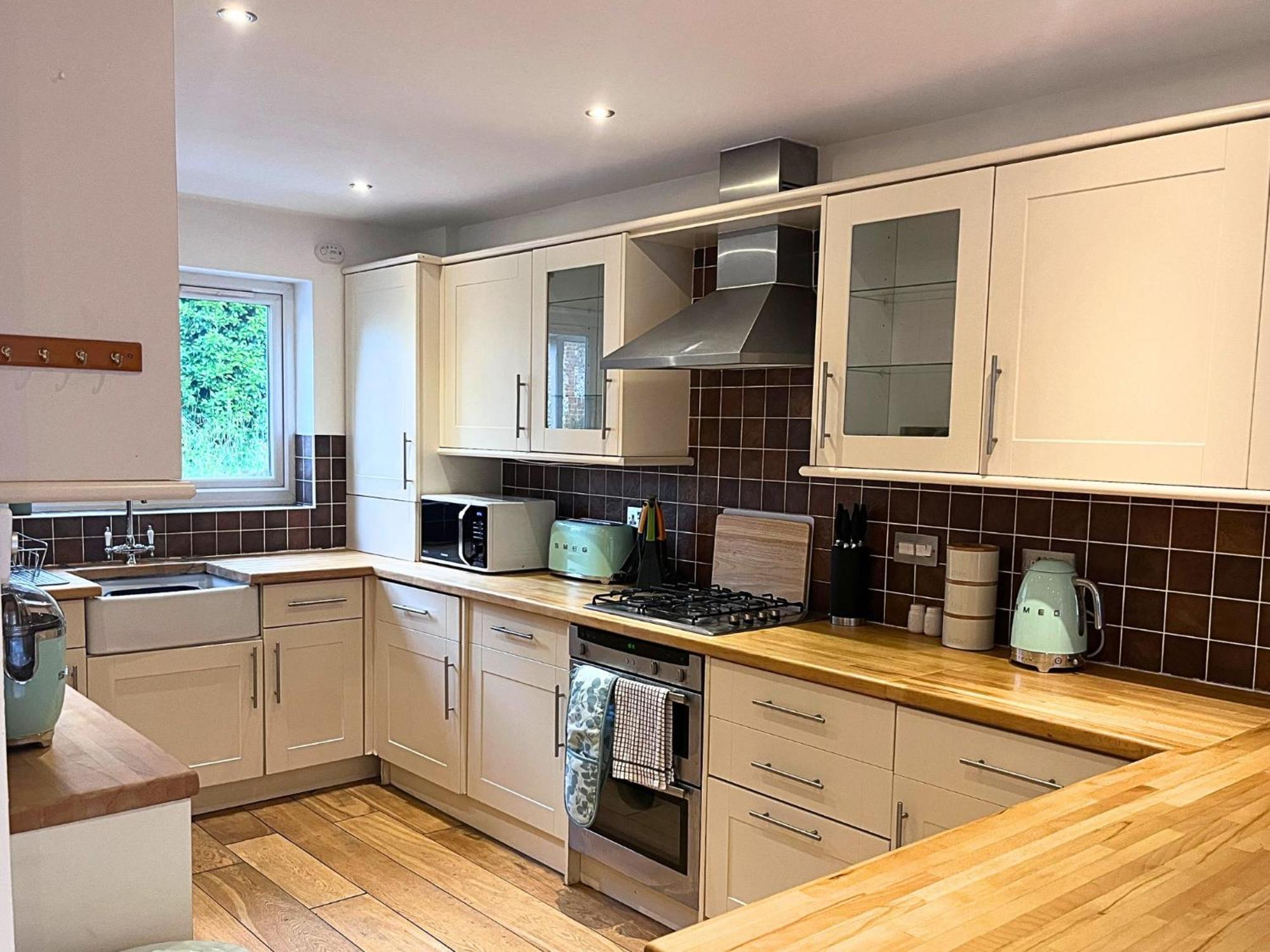 Jekyll'S On Hyde - Spacious Town House - Central Winchester - Free Parking, Sleeps 5 - By Xplus Stays Εξωτερικό φωτογραφία